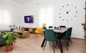 Beautiful New Apartment In Petralona